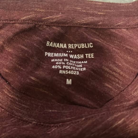 Banana Republic Premium Wash Tee in men’s medium. Maroon with streaks - Picture 1 of 3